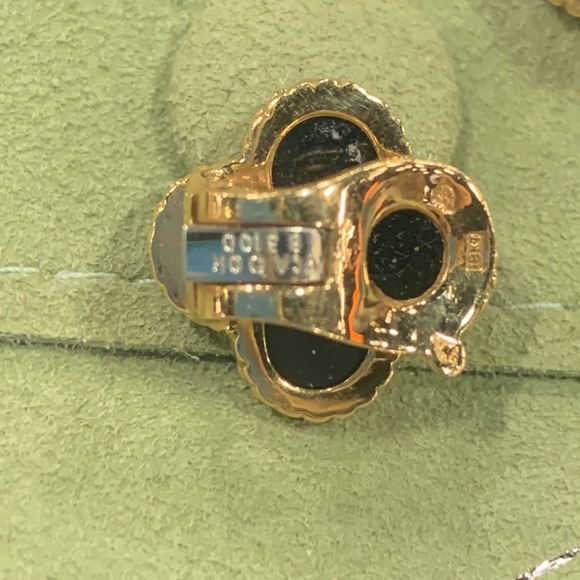 Van Cleef Vintage Alhambra Onyx and 18k yellow gold Clip on 1960’s Earrings. - Picture 3 of 5